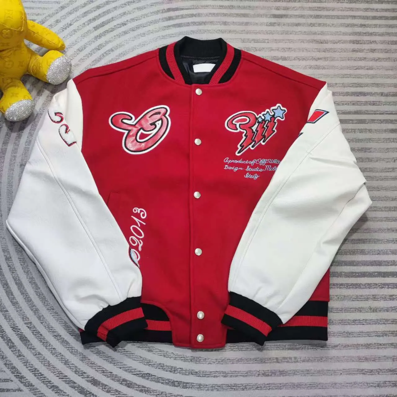 Top tested version off white heavy industry embroidery patchwork leather high temperature hot crystal diamond baseball uniform male and female couple star same style (⚠ original button mold customization, patch embroidery color matching) original packaging original label 🔍 full set of accessories customized packaging elevators are purchased from the original factory all series of hardware mold customization one-to-one restoration of fabric color components The fabric is made of 65% wool, 15% natural silk, 10% spandex and 10% velvet, mixed and custom-woven. The total weight is more than 900 grams! And the most important thing is its color fastness, it will never fade! -The embroidery uses an imported towel embroidery machine. Each pattern is first embroidered on the fabric, and then engraved with an infrared laser, and then fixed with a sewing machine. The whole garment is labeled in many places, one is flat embroidered, and the large pattern on the back is directly embroidered on it. This dress has 4 different embroidery techniques⚠ -The sleeves are all made of two-layer pebbled fabric, which is processed, shaped, colored, washed, and the texture retains the original grain structure! Thick, plump and round! -The processing technology is extremely complex, the pieces are neatly spliced ​​and aligned, and the entire garment has precise wiring density. Gender-neutral style. Loose version. Self-conscious quality control. Details determine success or failure. Size: S M L XL P: 680